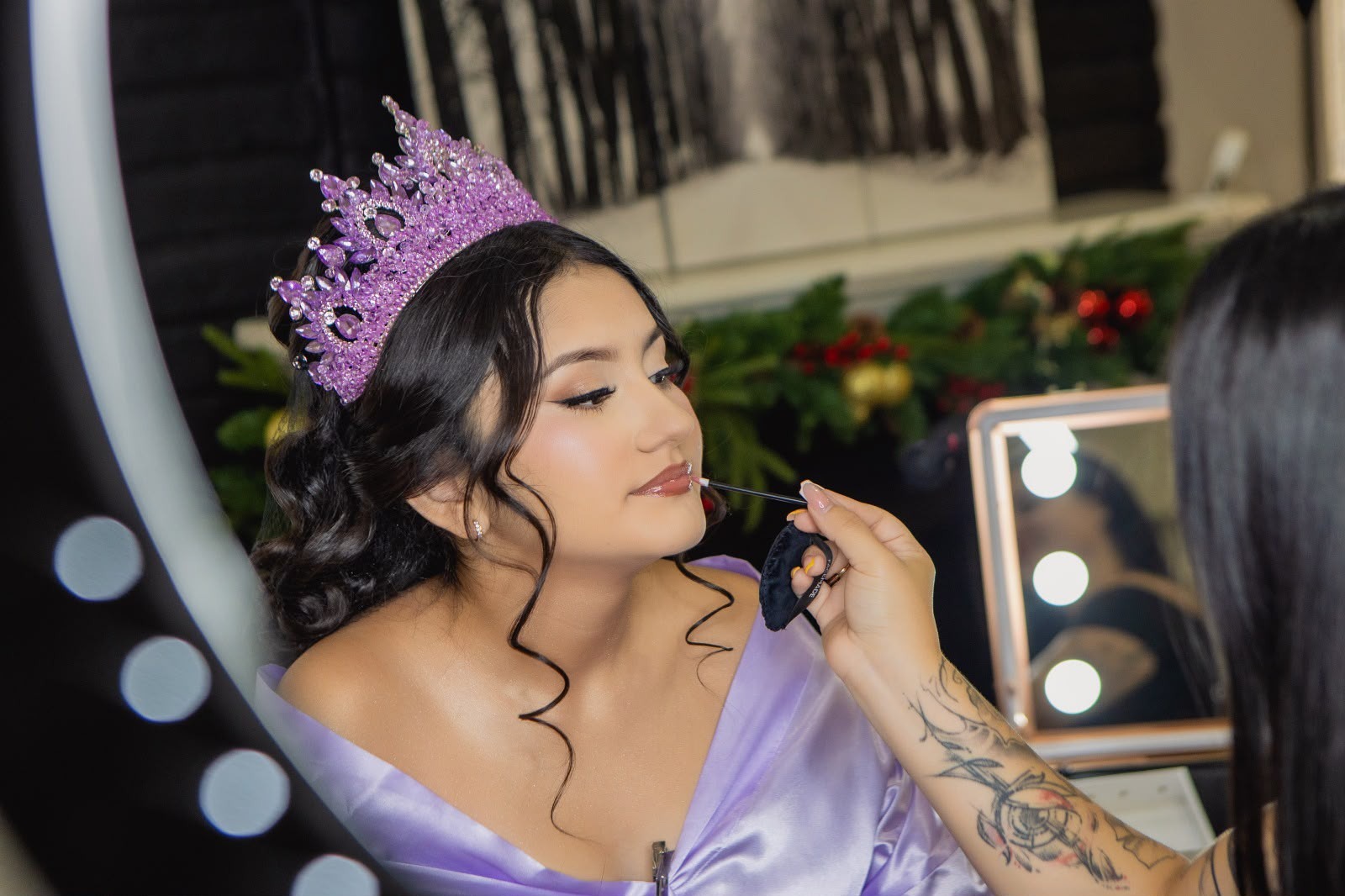 Lina Canizales preparando un look de maquillaje profesional