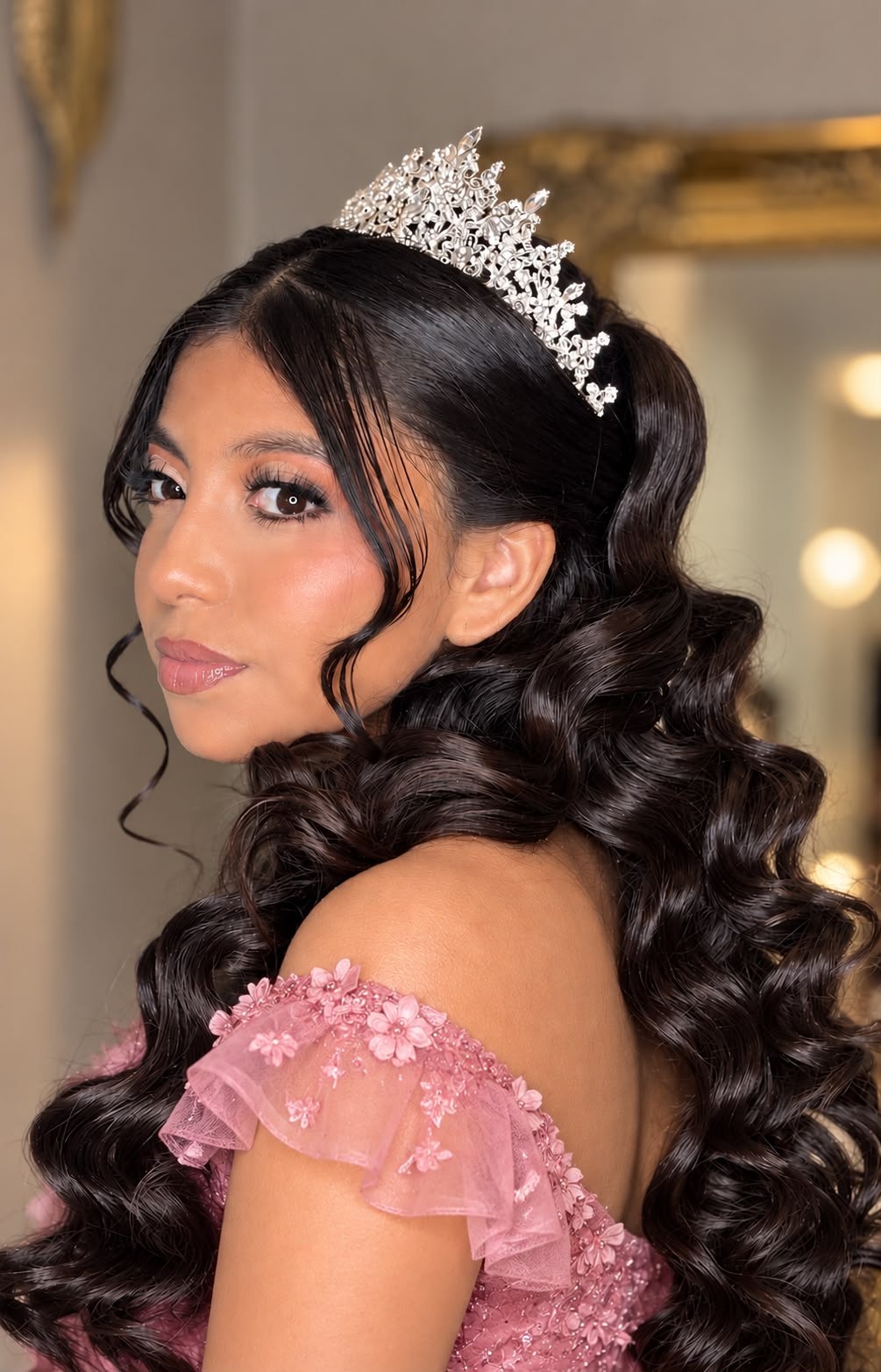 Look de quinceañera con maquillaje y peinado en Houston